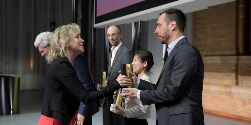 Sabine Döring, State Secretary at the Federal Ministry of Education and Research, awards Prof. Edvardas Narevicius the Alexander von Humboldt Professorship in Berlin.
