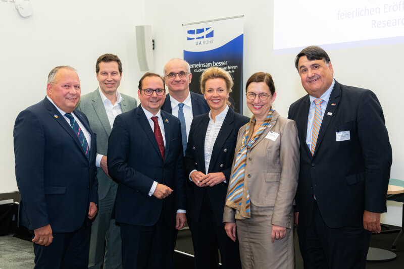  Attended the opening of the Research Alliance Ruhr (from right to left): Prof. Dr. Martin Paul, Rector of the Ruhr University Bochum, Prof. Dr. Barbara Albert, Rector of the University of Duisburg-Essen, Ina Brandes, Minister for Culture and Science of North Rhine-Westphalia, Prof. Dr. Manfred Bayer, Rector of TU Dortmund University, Thomas Kufen, Lord Mayor of the City of Essen, Thomas Eiskirch, Lord Mayor of the City of Bochum, and Josef Hovenjürgen, Parliamentary State Secretary for the Special Affairs of the Ruhr Area.