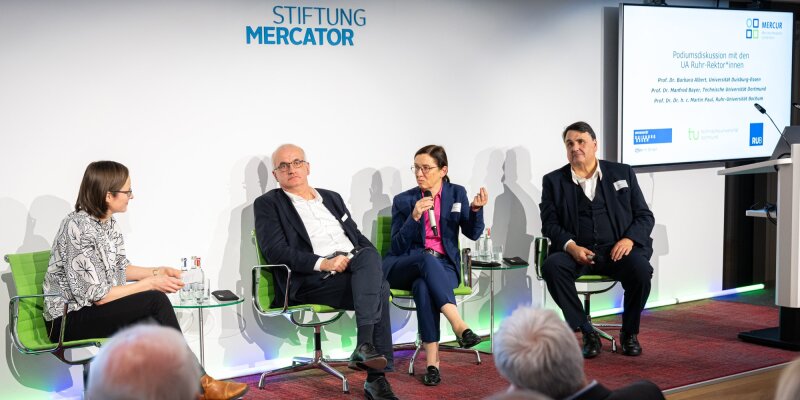 Die Moderatorin Prof. Dr. Christina Elmer (links im Bild) in der Podiumsdiskussion mit den UA Ruhr-Rektor*innen: Prof. Dr. Barbara Albert (Mitte), Prof. Dr. Dr. h. c. Martin Paul (rechts im Bild) und Prof. Dr. Manfred Bayer